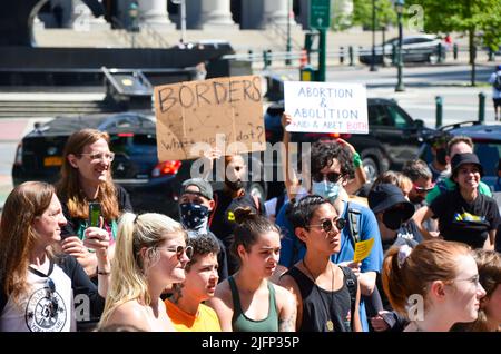 New York, New York, États-Unis. 4th juillet 2022. Des dizaines d'activistes se sont rassemblés sur la place Foley devant la place fédérale de New York pour exiger des droits de reproduction pour tous les immigrants, sur 4 juillet 2022. (Credit image: © Ryan Rahman/Pacific Press via ZUMA Press Wire) Banque D'Images