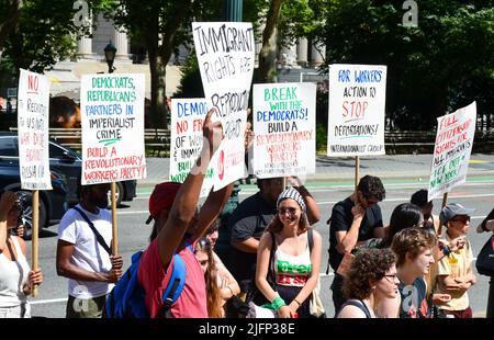 New York, New York, États-Unis. 4th juillet 2022. Des dizaines d'activistes se sont rassemblés sur la place Foley devant la place fédérale de New York pour exiger des droits de reproduction pour tous les immigrants, sur 4 juillet 2022. (Credit image: © Ryan Rahman/Pacific Press via ZUMA Press Wire) Banque D'Images