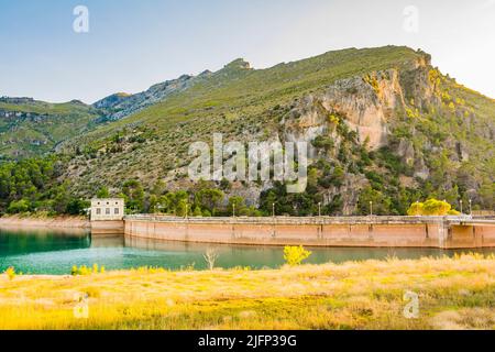 Barrage dans le réservoir de Tranco de Beas. Province de Jaén, Andalousie, Espagne, Europe Banque D'Images