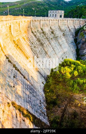Barrage dans le réservoir de Tranco de Beas. Province de Jaén, Andalousie, Espagne, Europe Banque D'Images