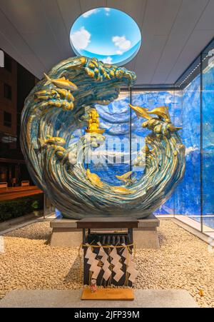 tokyo, japon - décembre 15 2021 : sculpture intitulée Sukunabikona-no-mikoto représentant le dieu des pêcheurs japonais Ebisu sculpté par Ryohei Miyata en 2018 pour Banque D'Images