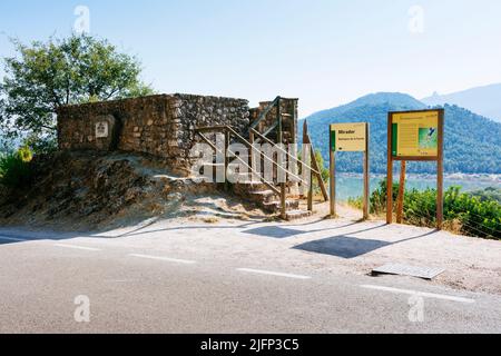 Vue de Félix Rodríguez de la Fuente devant le réservoir de Tranco de Beas. Province de Jaén, Andalousie, Espagne, Europe Banque D'Images