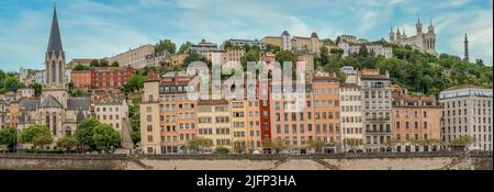 Vue sur le vieux Lyon, la cathédrale et les maisons colorées sur la rive de la Saône Banque D'Images