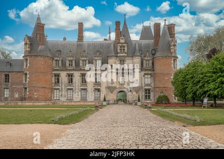 Vue aérienne du château médiéval de Maintenon en France avec jardin français Banque D'Images