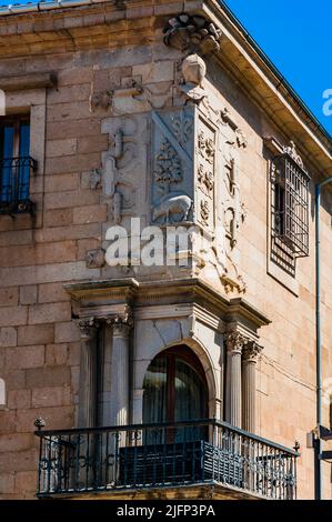 Détail du balcon et des armoiries d'angle. Façade de la Casa del Dean et du docteur Trujillo. Plasencia, Cáceres, Extremadura, Espagne, Europe Banque D'Images