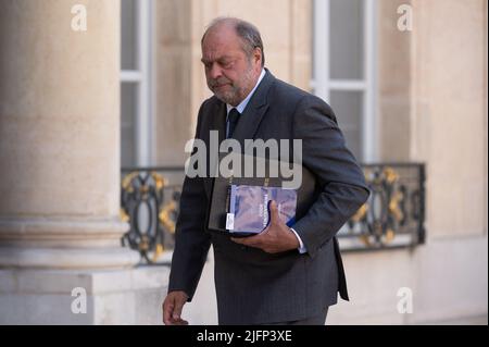 Paris, France. 4th juillet 2022. Le ministre français de la Justice, Eric Dupond-Moretti, arrive pour la première réunion hebdomadaire du nouveau cabinet à Paris, en France, sur 4 juillet 2022. Le président français Emmanuel Macron a remanié son gouvernement lundi pour la deuxième fois en six semaines, a annoncé l'Elysée. Crédit: Julien Mattia/Xinhua/Alay Live News Banque D'Images