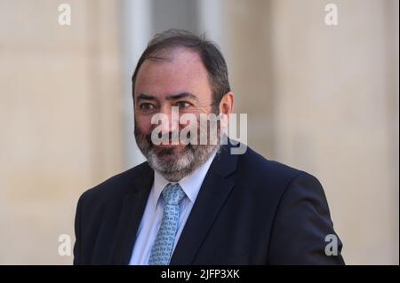 Paris, France. 4th juillet 2022. Le ministre français de la Santé et de la prévention François Braun arrive pour la première réunion hebdomadaire du nouveau cabinet à Paris, en France, sur 4 juillet 2022. Le président français Emmanuel Macron a remanié son gouvernement lundi pour la deuxième fois en six semaines, a annoncé l'Elysée. Crédit: Julien Mattia/Xinhua/Alay Live News Banque D'Images