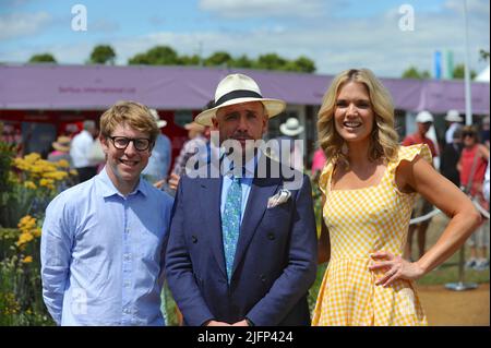 Josh Widdicombe (comédien et présentateur), Tom Allen (comédien, acteur, écrivain et présentateur) et Charlotte Hawkins (présentatrice à la télévision et à la radio, lecteur de nouvelles et journaliste) à l'ouverture du RHS Hampton court Palace Garden Festival. Organisé depuis 1993, le spectacle est le plus prestigieux événement de fleurs et de jardins au Royaume-Uni et le plus grand spectacle annuel de fleurs au monde. Le spectacle prend 18 mois pour planifier et organiser et offre un mélange éclectique de beaux jardins, marquises florales et pavillons, répartis sur 34 hectares, de chaque côté du spectaculaire lac d'eau. Banque D'Images