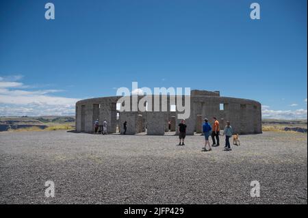 Maryhill, Washington, États-Unis. 19th juin 2022. Une réplique grandeur nature de Stonehenge en Angleterre est vue sur 19 juin 2022 à Maryhill, Washington. La structure en béton a été construite par Sam Hill comme un mémorial de la première Guerre mondiale et a été consacrée en 1918 aux militaires du comté de Klickitat, Washington, qui sont morts pendant la guerre. (Image de crédit : © David Becker/ZUMA Press Wire) Banque D'Images