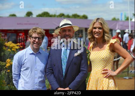 Josh Widdicombe (comédien et présentateur), Tom Allen (comédien, acteur, écrivain et présentateur) et Charlotte Hawkins (présentatrice à la télévision et à la radio, lecteur de nouvelles et journaliste) à l'ouverture du RHS Hampton court Palace Garden Festival. Organisé depuis 1993, le spectacle est le plus prestigieux événement de fleurs et de jardins au Royaume-Uni et le plus grand spectacle annuel de fleurs au monde. Le spectacle prend 18 mois pour planifier et organiser et offre un mélange éclectique de beaux jardins, marquises florales et pavillons, répartis sur 34 hectares, de chaque côté du spectaculaire lac d'eau. Banque D'Images