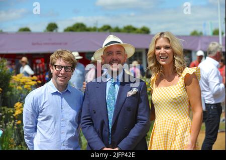 Josh Widdicombe (comédien et présentateur), Tom Allen (comédien, acteur, écrivain et présentateur) et Charlotte Hawkins (présentatrice à la télévision et à la radio, lecteur de nouvelles et journaliste) à l'ouverture du RHS Hampton court Palace Garden Festival. Organisé depuis 1993, le spectacle est le plus prestigieux événement de fleurs et de jardins au Royaume-Uni et le plus grand spectacle annuel de fleurs au monde. Le spectacle prend 18 mois pour planifier et organiser et offre un mélange éclectique de beaux jardins, marquises florales et pavillons, répartis sur 34 hectares, de chaque côté du spectaculaire lac d'eau. Banque D'Images