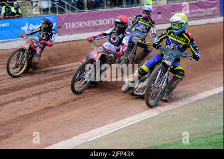 MANCHESTER, ROYAUME-UNI. 5th JUIL Adam Ellis (jaune) à l'intérieur de Brady Kurtz (rouge) avec Tobiasz Musielak derrière lors du match SGB Premiership entre Belle vue Aces et Sheffield Tigers au National Speedway Stadium, Manchester, le mardi 5th juillet 2022. (Credit: Ian Charles | MI News) Credit: MI News & Sport /Alay Live News Banque D'Images