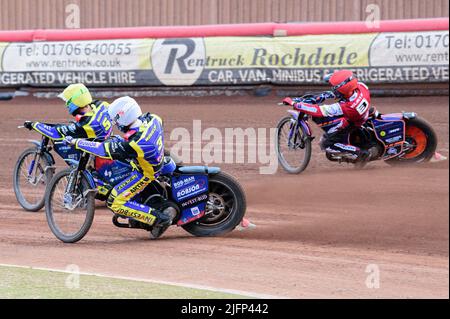 MANCHESTER, ROYAUME-UNI. 5th JUIL Adam Ellis (jaune) et Tobiasz Musielak (blanc) à l'intérieur de Brady Kurtz (rouge) pendant le match SGB Premiership entre Belle vue Aces et Sheffield Tigers au National Speedway Stadium, Manchester, le mardi 5th juillet 2022. (Credit: Ian Charles | MI News) Credit: MI News & Sport /Alay Live News Banque D'Images