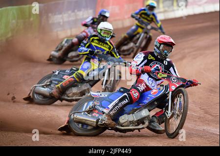 MANCHESTER, ROYAUME-UNI. 5th JUILLET Matej Zagar (rouge) dirige Adam Ellis (blanc), n BV2 (bleu) et Justin Sedgmen (jaune) lors du match SGB Premiership entre Belle vue Aces et Sheffield Tigers au National Speedway Stadium, Manchester, le mardi 5th juillet 2022. (Credit: Ian Charles | MI News) Credit: MI News & Sport /Alay Live News Banque D'Images