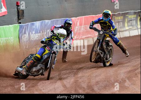 MANCHESTER, ROYAUME-UNI. 5th JUIL Adam Ellis (blanc) dirige Justin Sedgmen (jaune) devient en difficulté aux côtés de Tom Brennan (bleu) lors du match SGB Premiership entre Belle vue Aces et Sheffield Tigers au National Speedway Stadium, Manchester, le mardi 5th juillet 2022. (Credit: Ian Charles | MI News) Credit: MI News & Sport /Alay Live News Banque D'Images