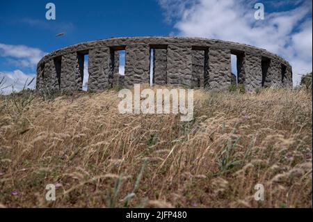 Maryhill, Washington, États-Unis. 19th juin 2022. Une réplique grandeur nature de Stonehenge en Angleterre est vue sur 19 juin 2022 à Maryhill, Washington. La structure en béton a été construite par Sam Hill comme un mémorial de la première Guerre mondiale et a été consacrée en 1918 aux militaires du comté de Klickitat, Washington, qui sont morts pendant la guerre. (Image de crédit : © David Becker/ZUMA Press Wire) Banque D'Images