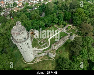 Vue aérienne du château médiéval ruiné de Montlhéry qui contrôle la route Paris - Orléans avec un donjon dominant dominant dominant sur la colline du centre de la France Banque D'Images