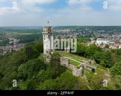 Vue aérienne du château médiéval ruiné de Montlhéry qui contrôle la route Paris - Orléans avec un donjon dominant dominant dominant sur la colline du centre de la France Banque D'Images