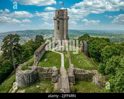 Vue aérienne du château médiéval ruiné de Montlhéry qui contrôle la route Paris - Orléans avec un donjon dominant dominant dominant sur la colline du centre de la France Banque D'Images