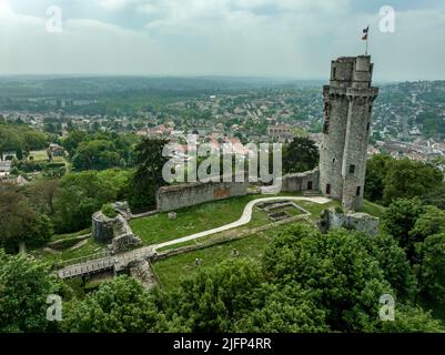 Vue aérienne du château médiéval ruiné de Montlhéry qui contrôle la route Paris - Orléans avec un donjon dominant dominant dominant sur la colline du centre de la France Banque D'Images