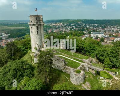 Vue aérienne du château médiéval ruiné de Montlhéry qui contrôle la route Paris - Orléans avec un donjon dominant dominant dominant sur la colline du centre de la France Banque D'Images