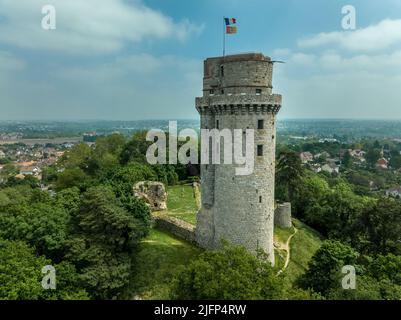 Vue aérienne du château médiéval ruiné de Montlhéry qui contrôle la route Paris - Orléans avec un donjon dominant dominant dominant sur la colline du centre de la France Banque D'Images