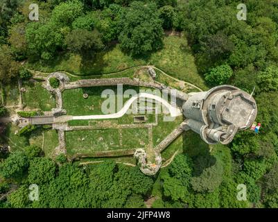 Vue aérienne du château médiéval ruiné de Montlhéry qui contrôle la route Paris - Orléans avec un donjon dominant dominant dominant sur la colline du centre de la France Banque D'Images