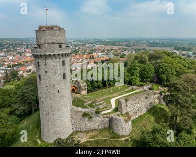 Vue aérienne du château médiéval ruiné de Montlhéry qui contrôle la route Paris - Orléans avec un donjon dominant dominant dominant sur la colline du centre de la France Banque D'Images