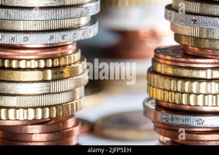 Pièces de monnaie empilées. Euro sur surface blanche, argent empilé. Banque D'Images