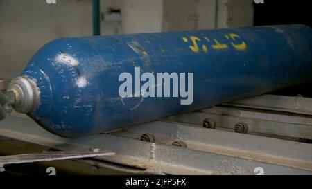 Équipement en usine. Attache. Une grande pièce avec d'énormes bolons de gaz qui se déplacent et se reposent l'un sur l'autre. Banque D'Images