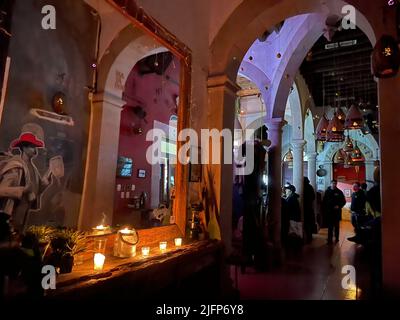 Victoria de Durango, Durango Mexique. Es conocida por su centro histórico, con importantes edificios barrocos mexicanos y coloniales. En 1695 se comenzó a conaluir la Catedral Basílica adorÓ, que tiene arte sacro y tallados en madera en su interior. El Museo de la Ciudad 450, en un palacio convertido, tiene exposant que la historia de la Ciudad. Bebeleche es un museo moderno con exhibiciones interactivas sobre ciencia y cultura. © (photo de Luis Gutierrez/North photo) Banque D'Images