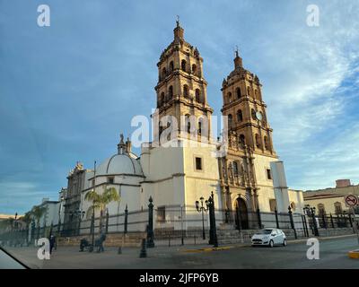 Victoria de Durango, Durango Mexique. Es conocida por su centro histórico, con importantes edificios barrocos mexicanos y coloniales. En 1695 se comenzó a conaluir la Catedral Basílica adorÓ, que tiene arte sacro y tallados en madera en su interior. El Museo de la Ciudad 450, en un palacio convertido, tiene exposant que la historia de la Ciudad. Bebeleche es un museo moderno con exhibiciones interactivas sobre ciencia y cultura. © (photo de Luis Gutierrez/North photo) Banque D'Images
