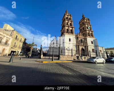 Victoria de Durango, Durango Mexique. Es conocida por su centro histórico, con importantes edificios barrocos mexicanos y coloniales. En 1695 se comenzó a conaluir la Catedral Basílica adorÓ, que tiene arte sacro y tallados en madera en su interior. El Museo de la Ciudad 450, en un palacio convertido, tiene exposant que la historia de la Ciudad. Bebeleche es un museo moderno con exhibiciones interactivas sobre ciencia y cultura. © (photo de Luis Gutierrez/North photo) Banque D'Images