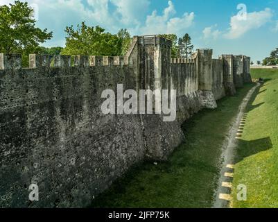 Vue aérienne du Tour de Cesar un donjon médiéval et symbole du pouvoir dans la ville de Provin en Champagne France de forme octogonale et quatre tours d'observation Banque D'Images