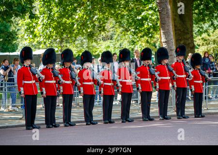 Guardmen bordant la route pour Trooping the Color, Colonel’s Review in the Mall, Londres, Angleterre, Royaume-Uni samedi, 28 mai 2022. Banque D'Images