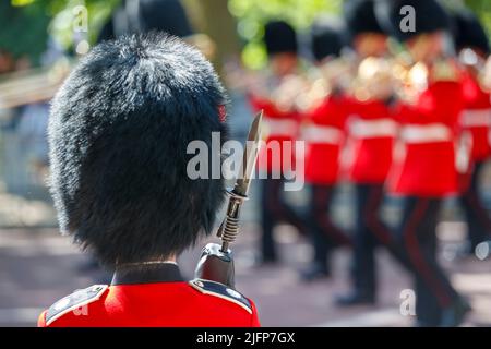 Un guardman de rue à Trooping The Color, Colonel’s Review dans le Mall, Londres, Angleterre, Royaume-Uni samedi, 28 mai 2022. Banque D'Images