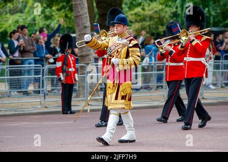 Drum Major dirige la bande Grenadier Guards à Trooping The Color, Colonel’s Review au Mall, Londres, Angleterre, Royaume-Uni samedi, 28 mai 2022 Banque D'Images