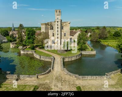 Vue aérienne du château de Sagonne en France avec complexe intérieur entouré d'un mur extérieur renforcé par des tours circulaires, fossé rempli d'eau Banque D'Images