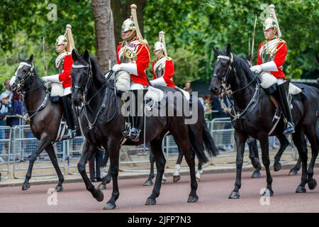 L’escorte de Sovereign à Trooping the Color, Colonel’s Review in the Mall, Londres, Angleterre, Royaume-Uni samedi, 28 mai 2022. Banque D'Images