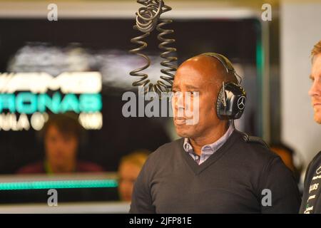 Silverstone, Royaume-Uni. 04th juillet 2022. SILVERSTONE, Angleterre, 02. JUILLET 2022; Carlos, membre de l'organe de sécurité du cinq fois champion du monde, Lewis HAMILTON, garde du corps, crédit: SPP Sport Press photo. /Alamy Live News Banque D'Images