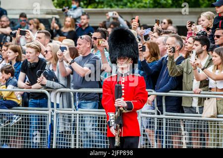 Street Liner Coldstream Guardsman présente des armes au Trooping the Color, Colonel’s Review, dans le Mall, Londres, Angleterre, Royaume-Uni, le samedi mai Banque D'Images