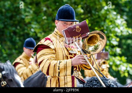 Bande montée de la cavalerie de la maison à Trooping the Color, Revue du colonel dans le Mall, Londres, Angleterre, Royaume-Uni samedi, 28 mai 2022. Banque D'Images