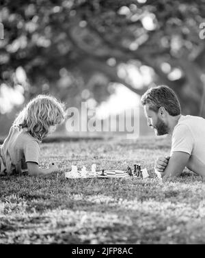 famille heureuse. parent et enfance. checkmate. passer du temps ensemble. Banque D'Images