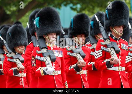 Irish Guards attroping The Color, Colonel’s Review in the Mall, Londres, Angleterre, Royaume-Uni samedi, 28 mai 2022. Banque D'Images