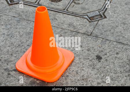 Un cône de circulation orange sur le trottoir, près de The Rocks, Sydney, Nouvelle-Galles du Sud, Australie. Banque D'Images