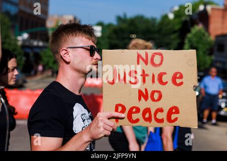 Bloomington, États-Unis. 04th juillet 2022. Un manifestant du droit à l'avortement a une étiquette portant la mention « pas de justice, pas de paix » lors d'une manifestation avant la parade du 4 juillet à Bloomington. Plus de 100 activistes du droit à l'avortement ont participé à une marche de protestation après que la Cour suprême des États-Unis a invalidé Roe c. Wade sur 24 juin 2022, ce qui permettra à des États comme l'Indiana de criminaliser complètement l'avortement. L'Assemblée législative de l'Indiana tiendra une session extraordinaire sur le 25 juillet. Crédit : SOPA Images Limited/Alamy Live News Banque D'Images