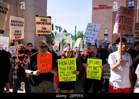 Bloomington, États-Unis. 04th juillet 2022. Les manifestants pour le droit à l'avortement tiennent des pancartes lors d'une manifestation avant la parade du 4 juillet à Bloomington. Plus de 100 activistes du droit à l'avortement ont participé à une marche de protestation après que la Cour suprême des États-Unis a invalidé Roe c. Wade sur 24 juin 2022, ce qui permettra à des États comme l'Indiana de criminaliser complètement l'avortement. L'Assemblée législative de l'Indiana tiendra une session extraordinaire sur le 25 juillet. Crédit : SOPA Images Limited/Alamy Live News Banque D'Images