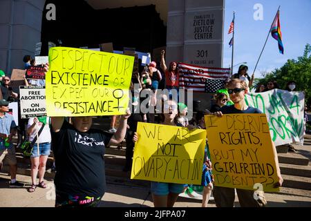 Bloomington, États-Unis. 04th juillet 2022. Les manifestants pour le droit à l'avortement tiennent des pancartes lors d'une manifestation avant la parade du 4 juillet à Bloomington. Plus de 100 activistes du droit à l'avortement ont participé à une marche de protestation après que la Cour suprême des États-Unis a invalidé Roe c. Wade sur 24 juin 2022, ce qui permettra à des États comme l'Indiana de criminaliser complètement l'avortement. L'Assemblée législative de l'Indiana tiendra une session extraordinaire sur le 25 juillet. Crédit : SOPA Images Limited/Alamy Live News Banque D'Images