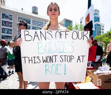 New York, États-Unis. 04th juillet 2022. Une femme portant un panneau indiquant « interdit notre corps, ça ne s'arrêtera pas à Roe ! » Lors d'une manifestation sur les droits à l'avortement à New York. (Photo de Michael Brochstein/Sipa USA) crédit: SIPA USA/Alay Live News Banque D'Images