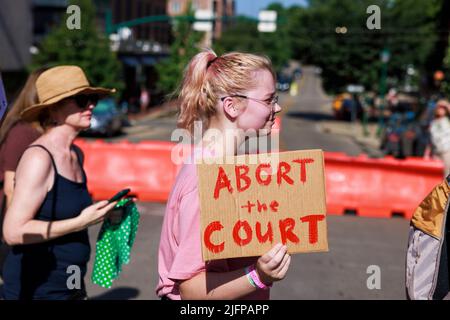 Bloomington, États-Unis. 04th juillet 2022. Un manifestant du droit à l’avortement porte un écriteau intitulé « abandonner la Cour » lors d’une manifestation devant la parade du 4 juillet à Bloomington. Plus de 100 activistes du droit à l'avortement ont participé à une marche de protestation après que la Cour suprême des États-Unis a invalidé Roe c. Wade sur 24 juin 2022, ce qui permettra à des États comme l'Indiana de criminaliser complètement l'avortement. L'Assemblée législative de l'Indiana tiendra une session extraordinaire sur le 25 juillet. (Photo de Jeremy Hogan/SOPA Images/Sipa USA) crédit: SIPA USA/Alay Live News Banque D'Images